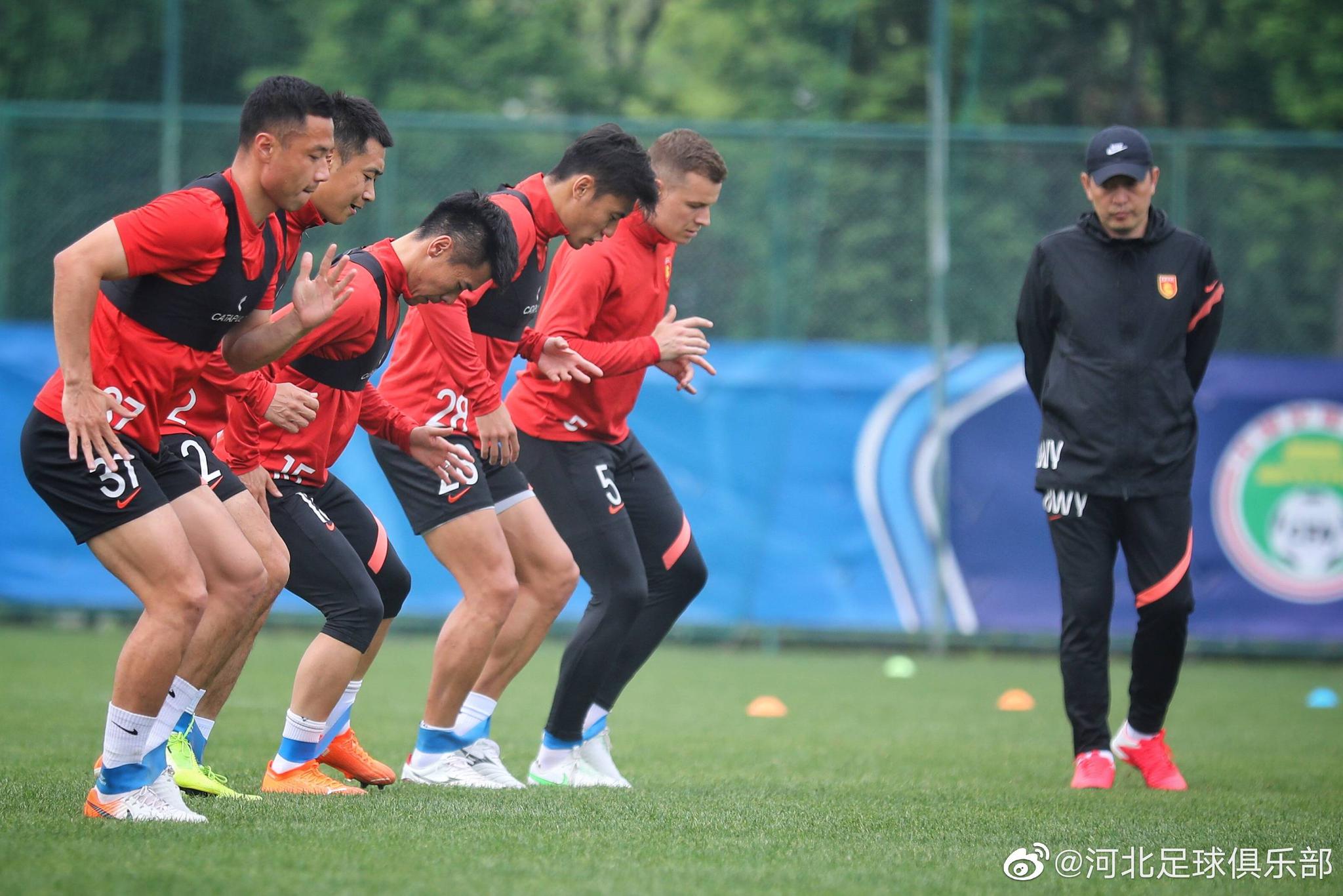 开云娱乐网站 -集结日体能课后，西汉姆内部沟通备战中超，话题不断，年轻球员得到机会的简单介绍